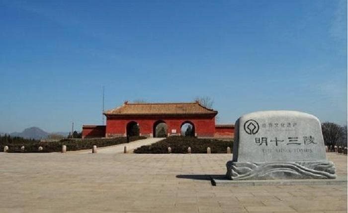 华表双标白玉栏，红门下马驻银鞍：漫说长陵神道上的路仪华表之尊