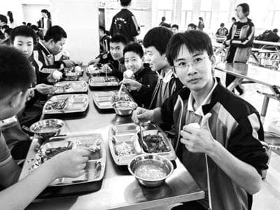 食堂“开盲盒” 师生惊喜多