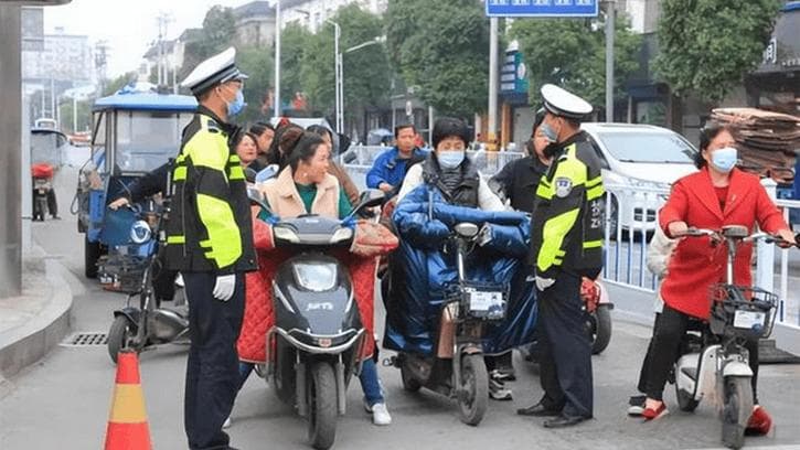 电动车、三四轮车上什么牌照？考哪种驾照？上路注意事项，明确了