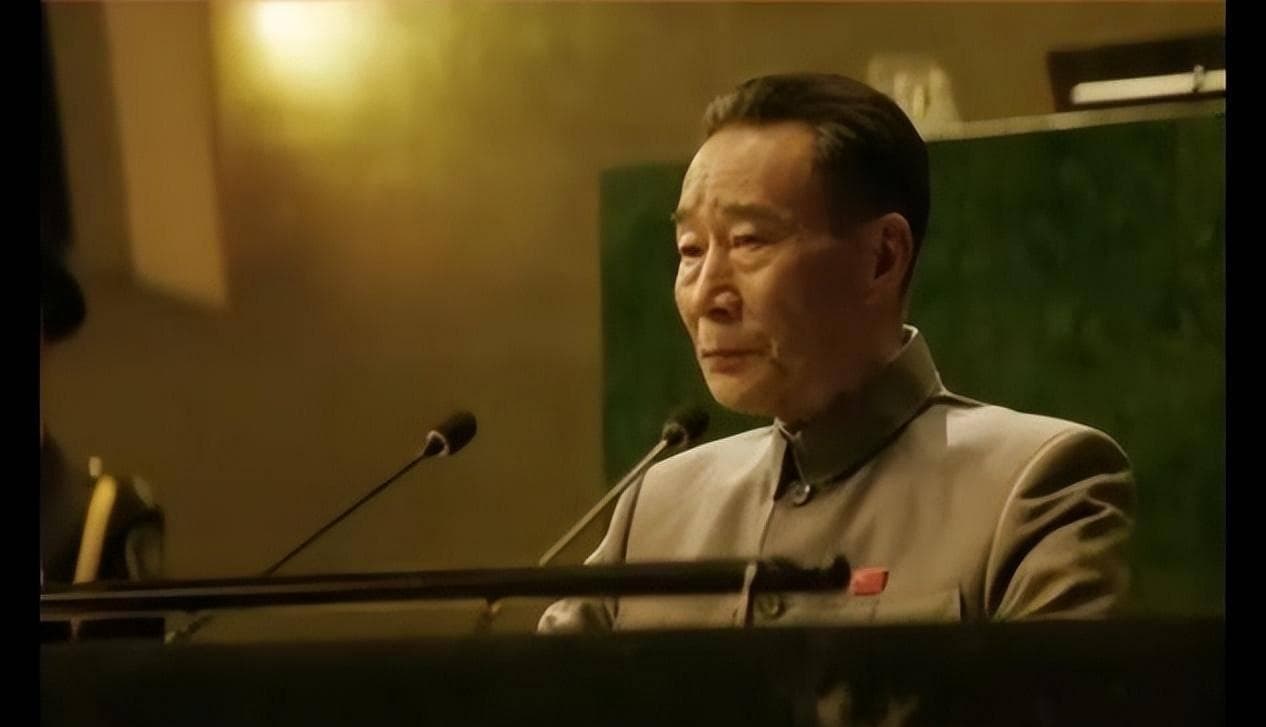 上映10天，《流浪地球2》票房28亿，这位68岁的老戏骨却被骂惨了