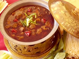 沧州火锅鸡：河北特色美食的麻辣诱惑