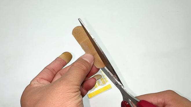 用了30多年创可贴才知道，中间要剪一刀才正确，怪不得总是掉