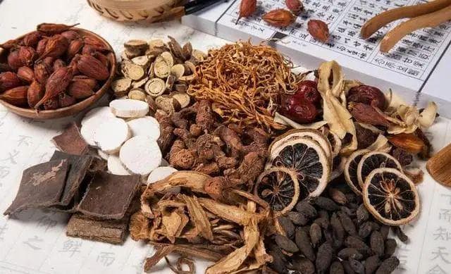 睡前坚持这个养人的习惯，湿气尽除，睡眠更足