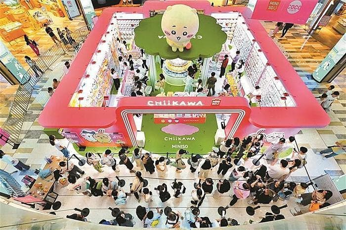 毛绒玩具成萌宠 青年兴起“养娃”风