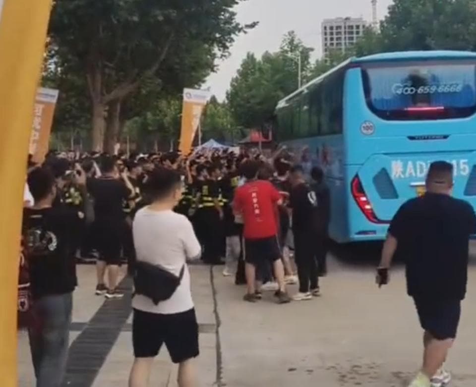 官方：陕西队因球迷攻击客队大巴被罚空场一场，赛区被罚5万