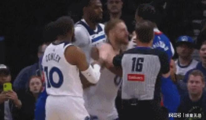 突发！NBA赛场爆发大规模冲突，7人被驱逐，主教练遭误判