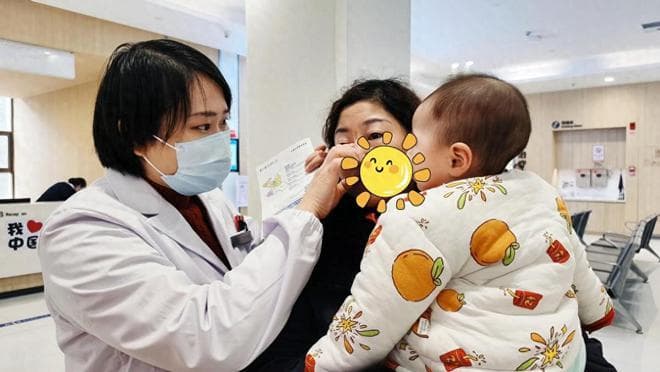 7个月大婴儿右眼泪道堵塞，眼科医生巧施手术成功"止泪"