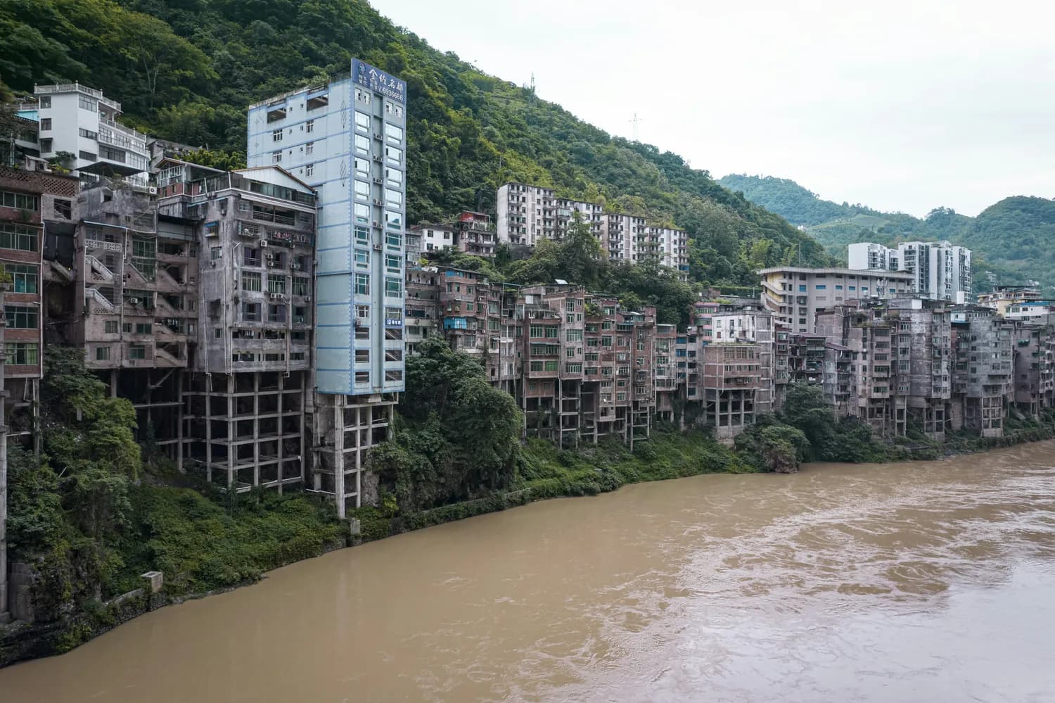 重庆筒子楼爆红后：文物保护与旅游开发的平衡之道