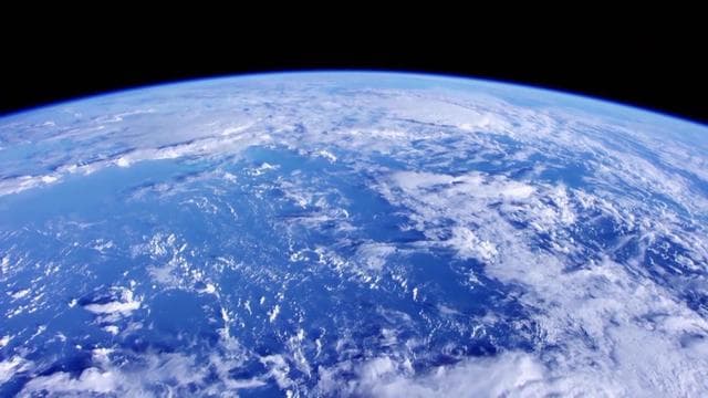 太阳正以每秒400万吨的速度损失质量，地球会由此远离太阳吗？