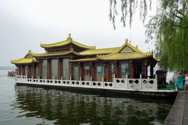 杭州西湖必游攻略：世界遗产的诗意美景与地道美食