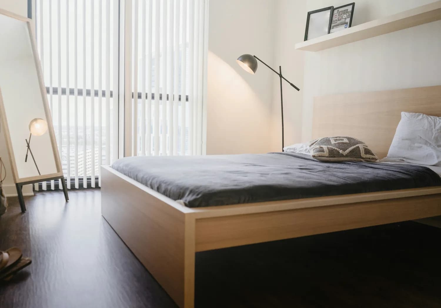 地台床+遮光窗帘：打造完美睡眠空间的绝妙组合