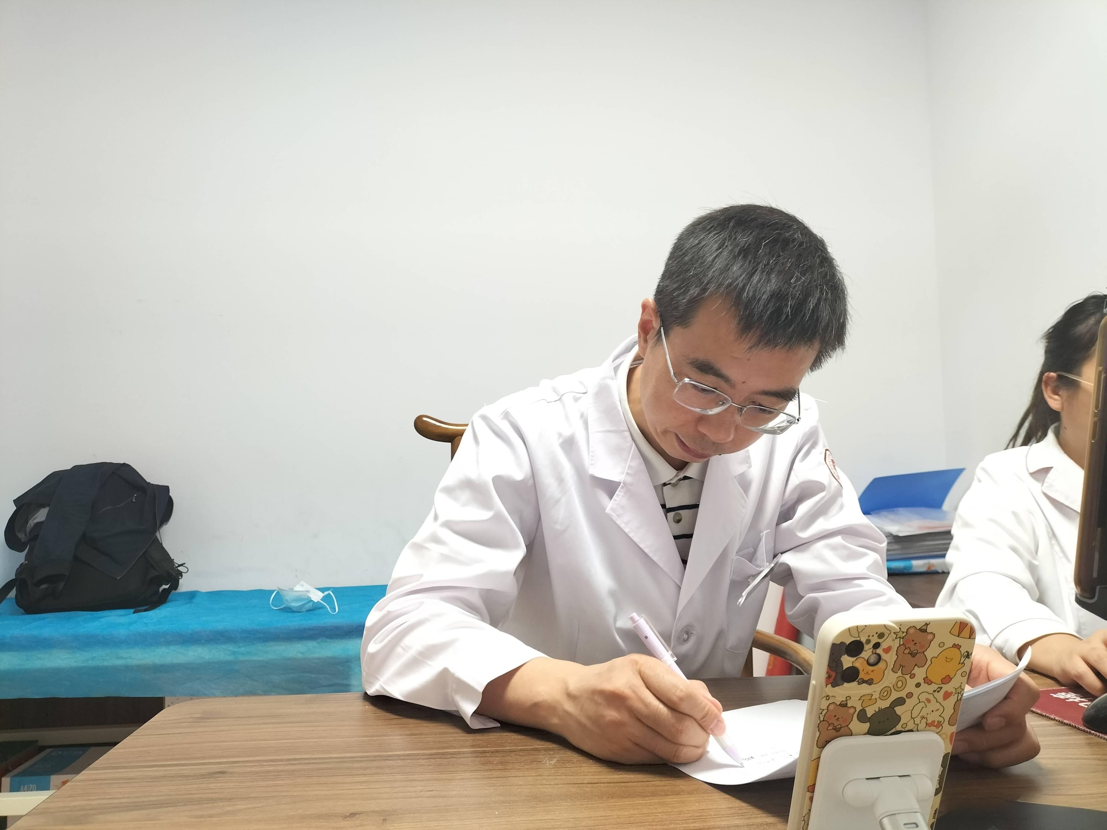 北京知名肺病专家疏欣杨：干啰音是哪些病能引起