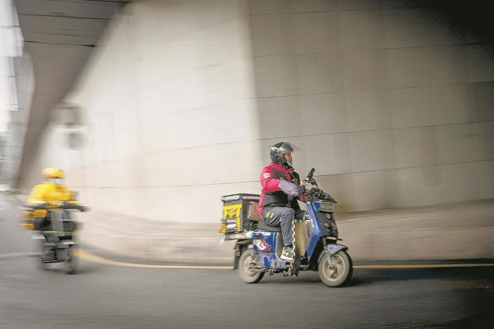 外卖骑手“开挂”抢单 竞争压力下灰产暗涌？