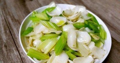 西芹百合炒草莓：一道融合传统与创新的健康美食