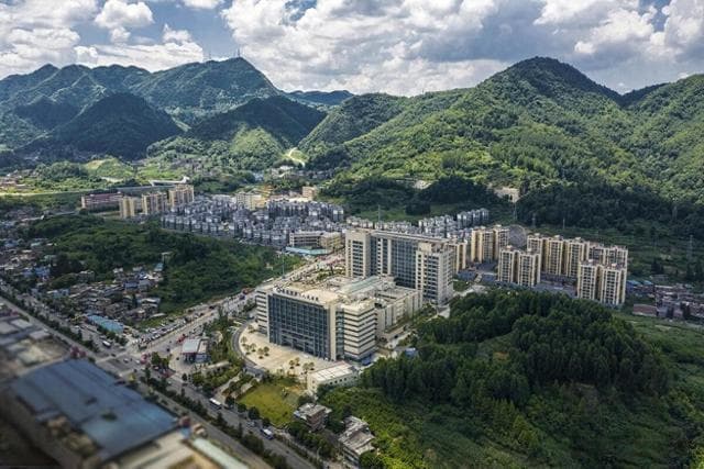 走进贵州毕节市，一城繁华半城绿，尽享生态宜居美！