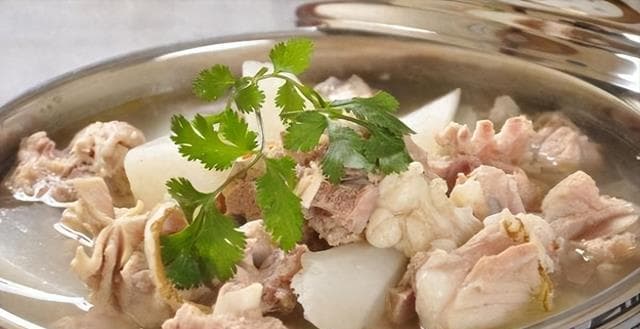炖羊肉是中华传统名菜之一，也是人们日常餐桌上的美味佳肴