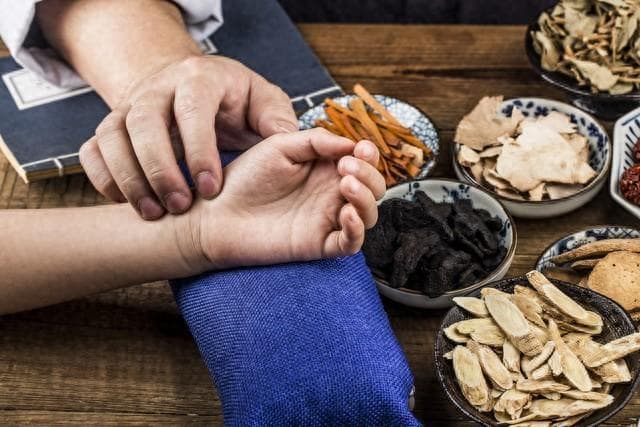 舌苔白厚、肚子隐痛，是哪种湿气重？有什么调理的好方法？