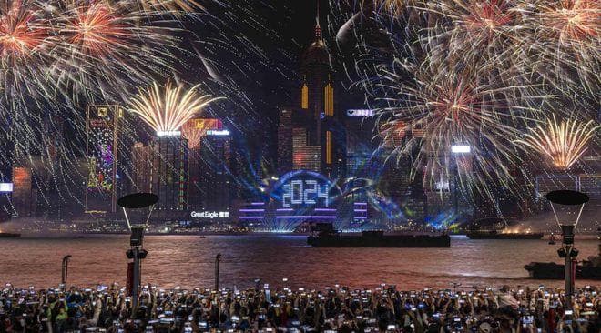 “抽象”登顶年度热词，2024网络语言折射青年文化