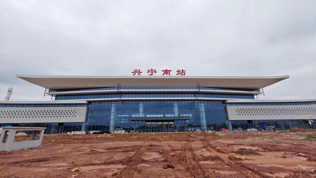 梅龙高铁探营：预计9月底具备开通条件 兴宁南站造型如“花灯”