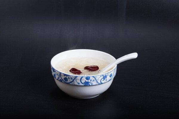 食疗缓解咳嗽有良方：梨膏糖、百合粥等五种方案