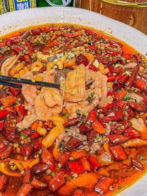 重庆毛血旺：麻辣江湖里的味觉传奇