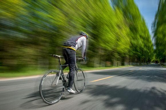 骑车安全常识汇总：从头盔到交通规则，这些要点要记牢