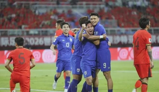 国足为啥踢泰国这么费劲？战术僵化，指挥混乱成大软肋