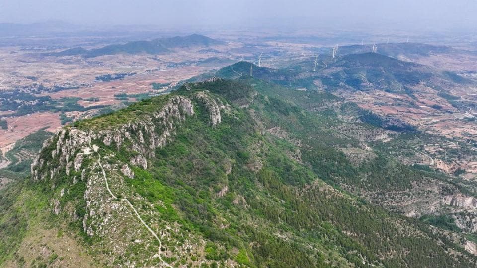 鲁西南第一高峰凤凰山，登山台阶多，犹如 “泰山十八盘”