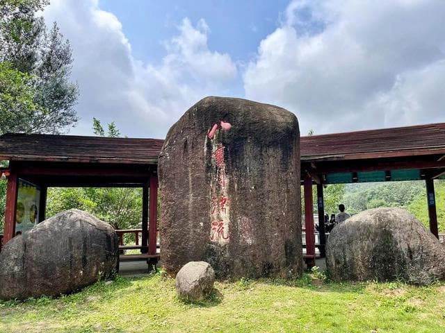探秘八寨沟：从历史沿革到自然资源，广西旅游胜地的全解析