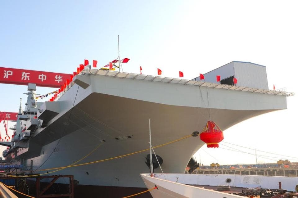 全球最大两栖攻击舰下水！中国076型两栖攻击舰能否成功弹射歼-35？