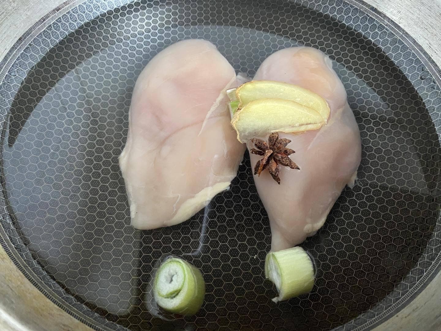炎夏必备：一道简单爽口的凉拌鸡丝做法