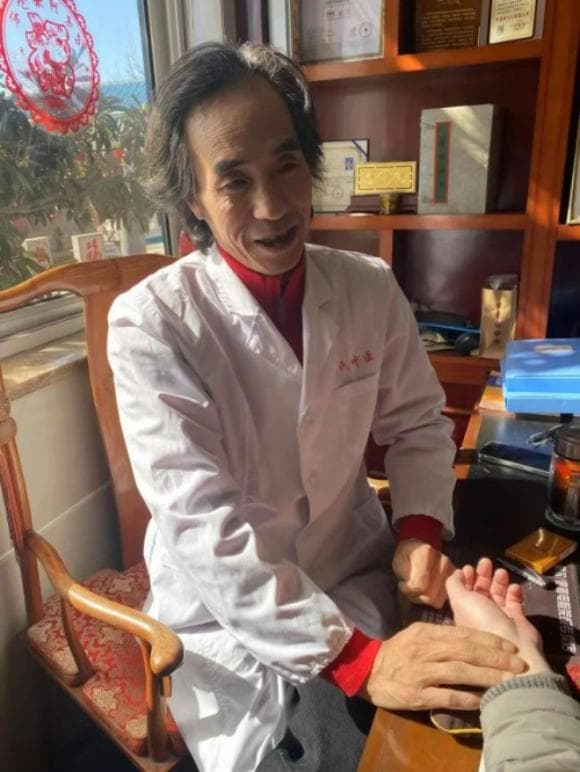 “最美杏林乡医”于举明捐钱献药为百姓治“流感”