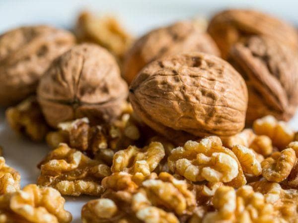 核桃的多重功效与食用指南：从睡眠到心脏健康的全方位营养