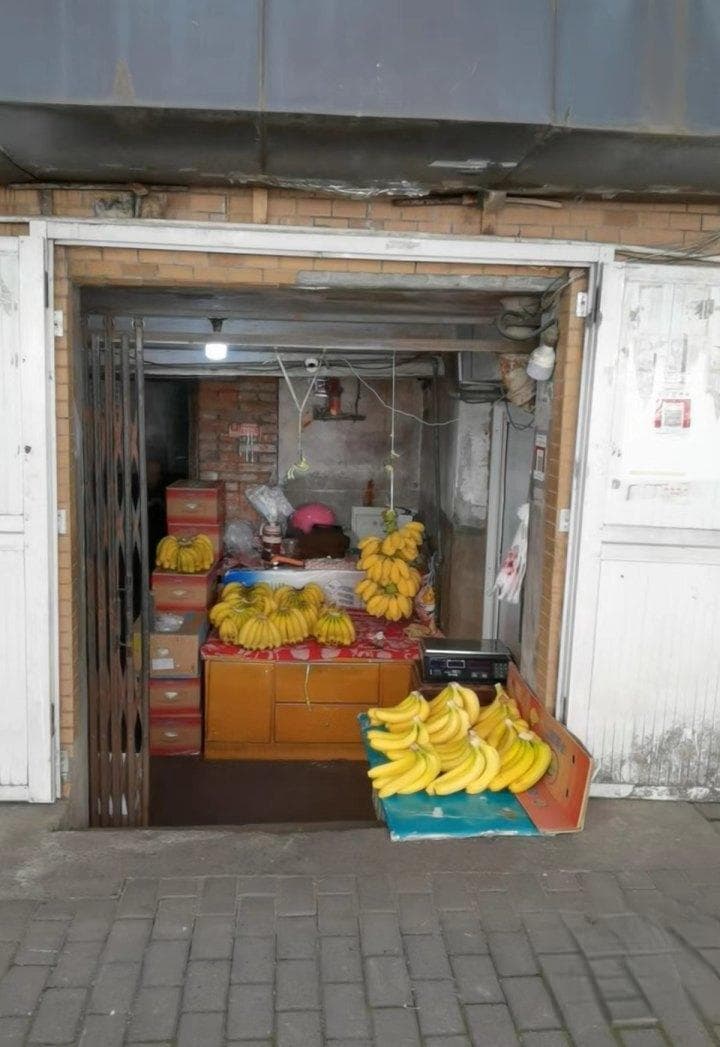 杭州这家只卖香蕉的水果店最近很火，老板59岁卖香蕉27年