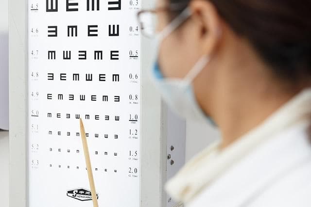 散光能治好吗？眼睛散光的症状、原因与防治