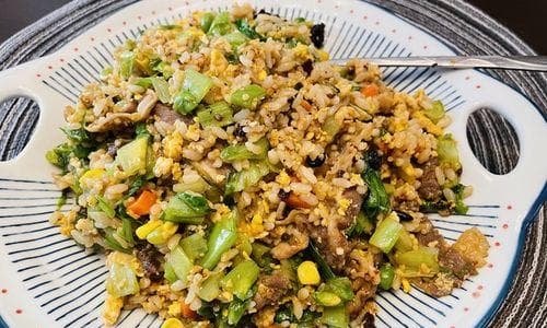 健康美味，以营养炒饭为主菜（以多种食材搭配，打造营养丰富的炒饭）