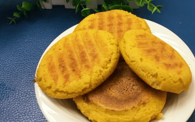 东北玉米面贴饼子的做法