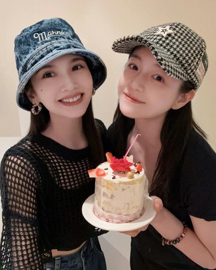 杨丞琳Instagram分享：与陈妍希庆生照背后的姐妹情谊