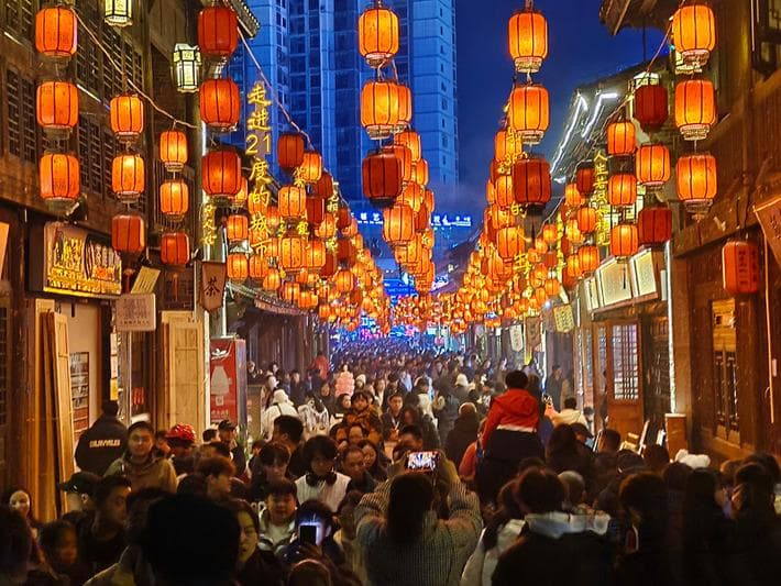 来一场City walk 享受安顺烟火