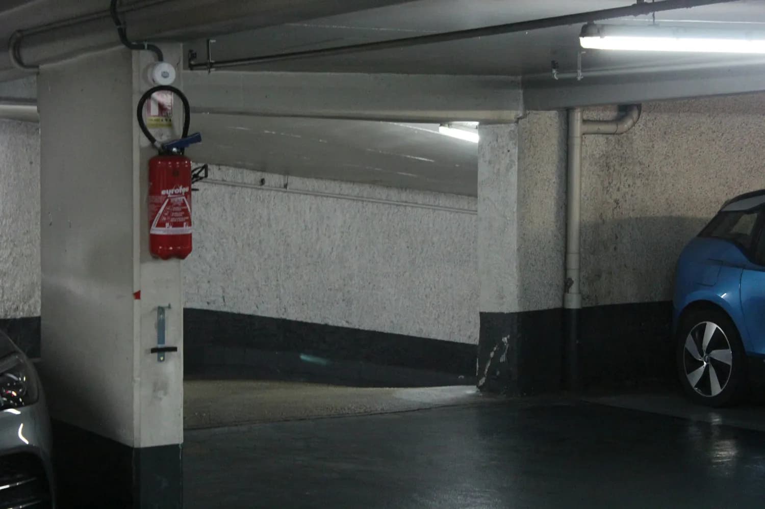 深圳、常州率先出台电动汽车停放新规，地下车库充电区域设置成焦点