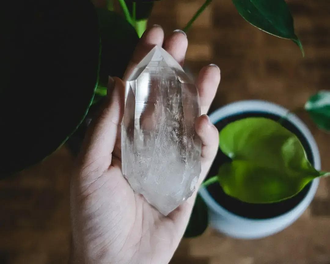 天然水晶與人工水晶的區別指南：如何辨別真假水晶？