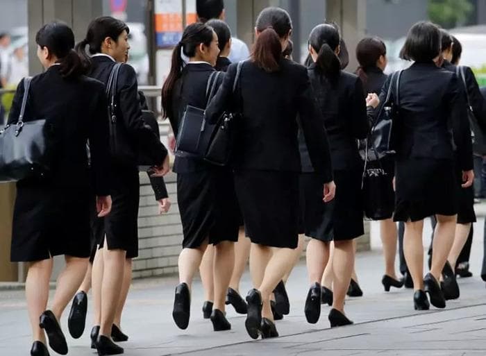 高跟鞋穿给谁看？职场着装背后的劳动权益与性别政治