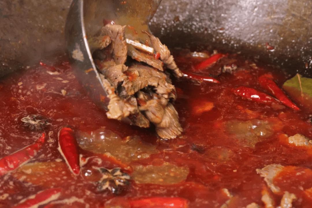 商用版牛肉汤熬制工艺配方及详细制作流程分享（附牛油辣子的制作）