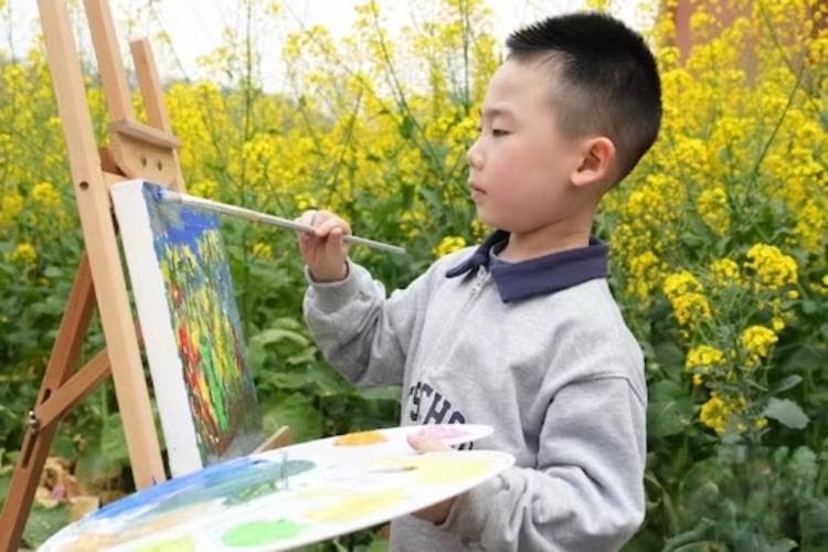 她在油菜花田，给孩子们上了一堂写作课