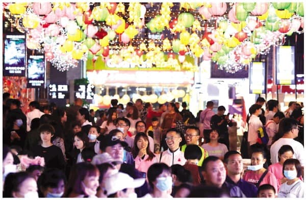 阳朔西街：中西文化交融的“地球村”