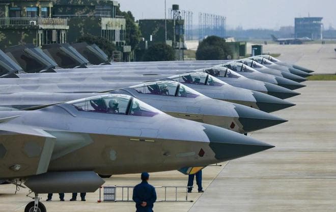 歼-20年产量破百！空军人手不够了，飞歼-7的直接拉去开五代机