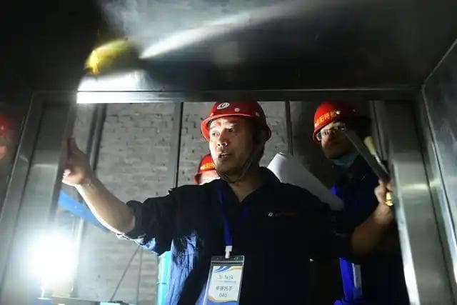 电梯突发"JU"故障警示，揭秘原因与应对策略