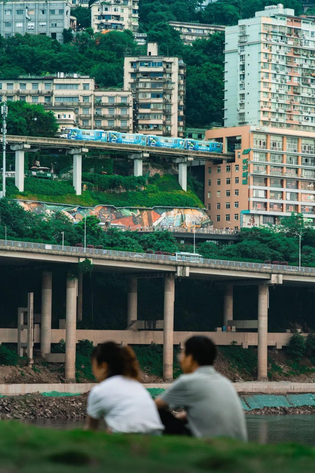 重庆单轨2号线：一条承载城市记忆的跨座式单轨