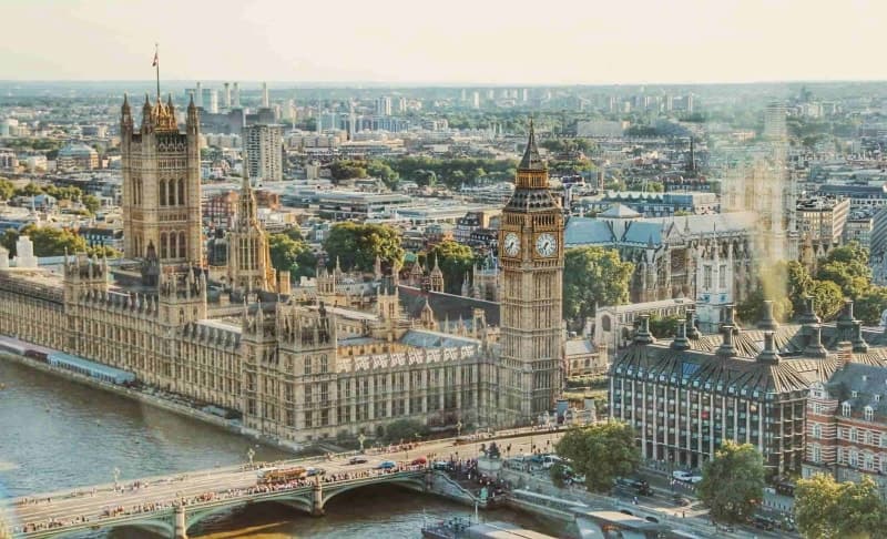 英国大学教师罢工内幕 学费高昂工资却低了！