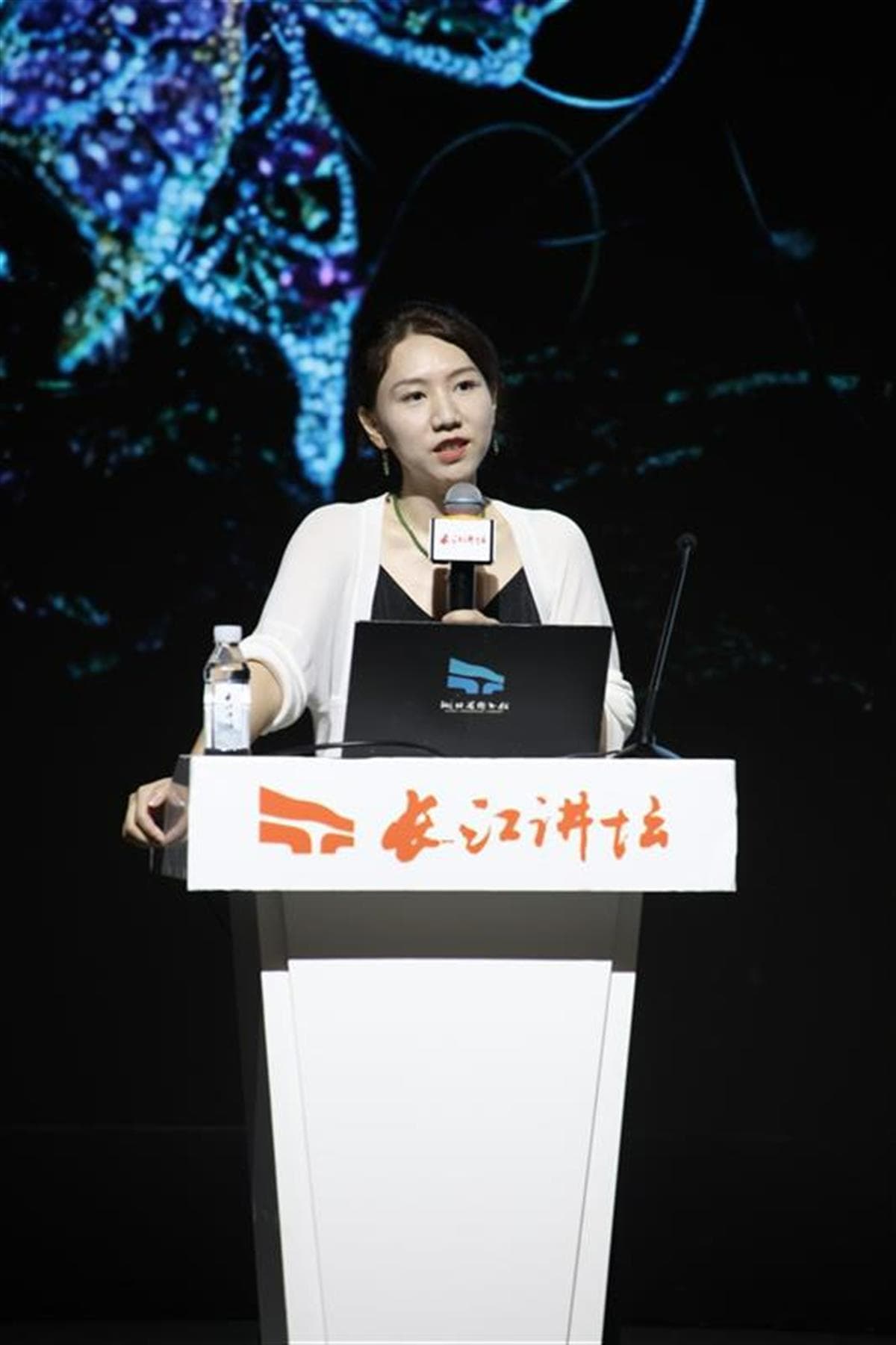 “一簪一珥便可相伴一生”，地大教授李妍从中外首饰解读“珠宝与爱情”